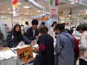 大和路新発見展で大学生が地産地消のお弁当を販売