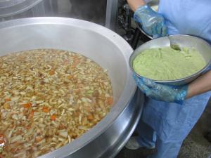 大和茶すいとん　調理中