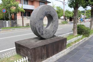 むこう側の見える石