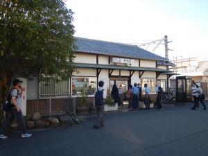 散策ツアーで帯解駅舎を訪れる様子