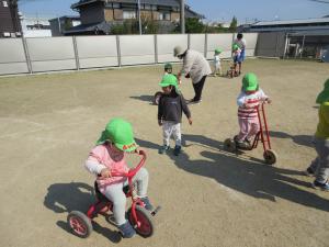 三輪車で遊んでいる