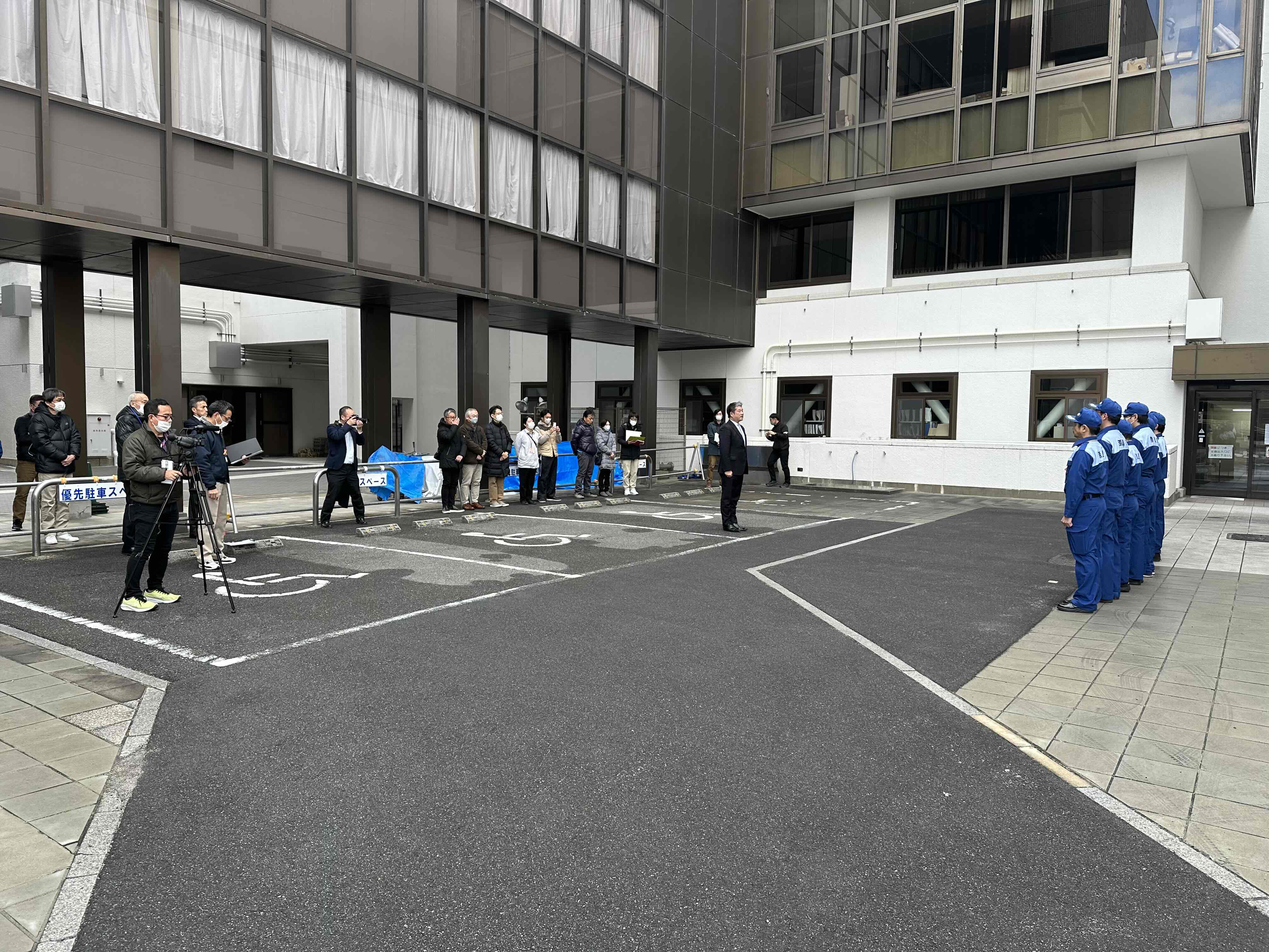 災害対応班出発式(庁舎北駐車場)