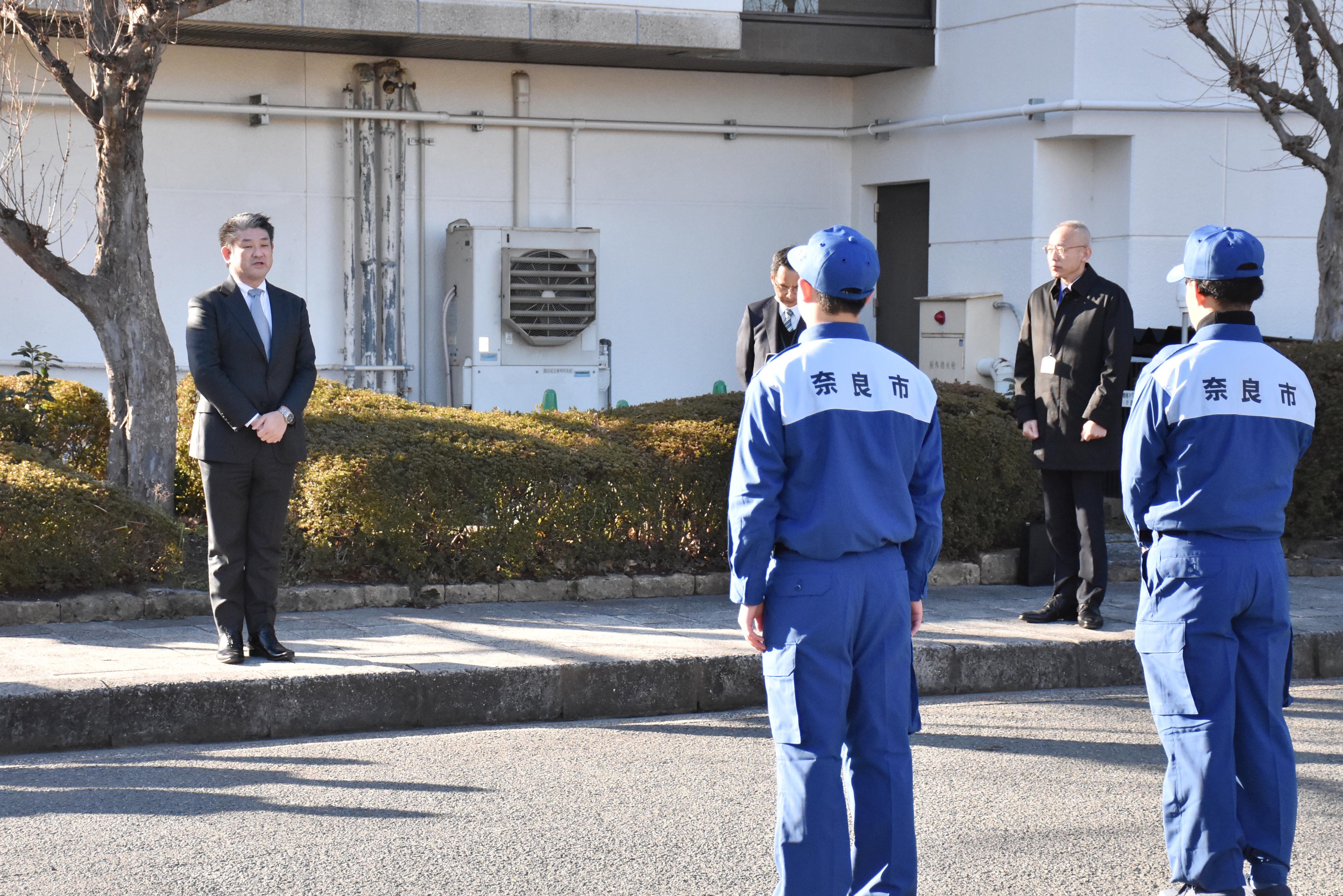 穴水町へ資産税課の職員派遣(庁舎北駐輪場前)