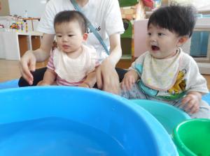水遊びしています