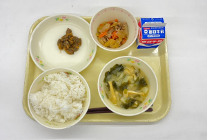 R6.10.7　ご飯・牛乳・あさりのしぐれ煮・豚肉の甘酢炒め・じゃがいものみそ汁 