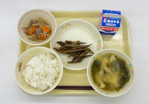 R6.10.21【食育の日】ご飯・牛乳・きびなごのゆずじょうゆあえ・ぐる煮・わかめの味噌汁