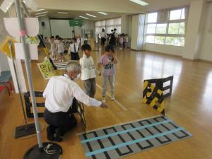 5歳児交通安全教室の様子　踏み切りを渡る練習