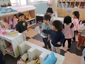 部屋で探し物ゲームをしている子ども