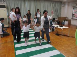 交通安全教室で親子で横断歩道を渡りました
