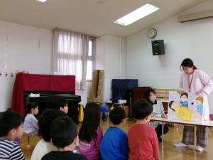 5歳児いのちの話で紙芝居を見る様子