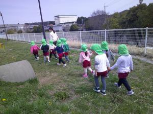 4歳児　園庭を散歩しています