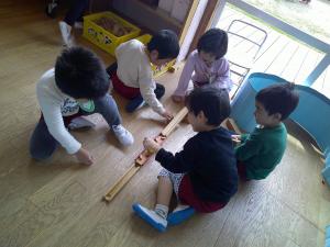 4歳児　新しい玩具に興味津々の子ども達