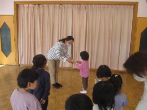 帳面をもらっている子ども