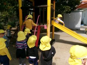 3歳園庭探索34