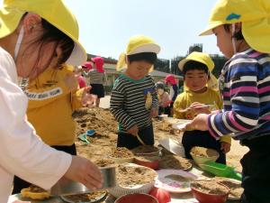 3歳園庭探索6