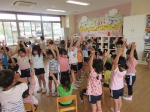 みかん組と2組、ばら組で手遊びをしています