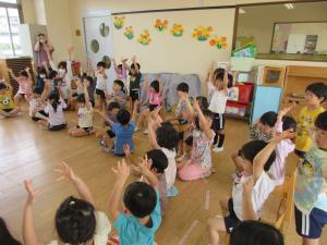 もも組　4，5歳児と手遊びをしています