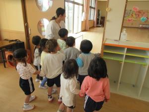 みかん組　リズム室を見ています