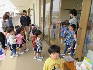 もも組　2組の保育室を見ています