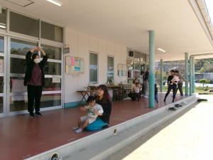 お母さんと一緒に体操する子ども