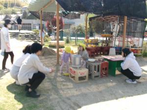 ごちそうづくりをする３歳児