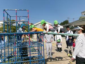 雲梯をしている子ども達