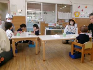 おやつを食べている乳児組
