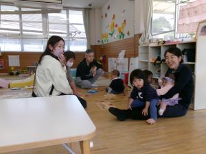 親子で遊んでいる乳児組