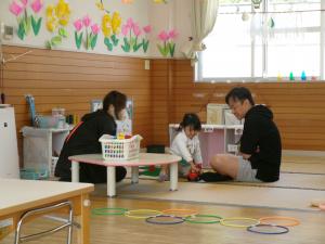好きなお部屋遊びをする２歳児