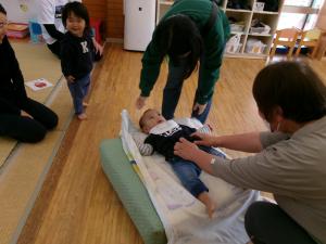触れ合って遊ぶ乳児組の子どもたち