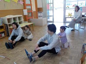 ふれあい遊びをする3歳児親子
