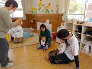 しゃぼん玉に喜ぶ子ども