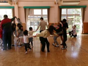 親子でなべなべ底抜けをしている