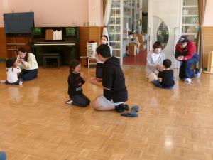 親子でふれあい遊びをしている男の子