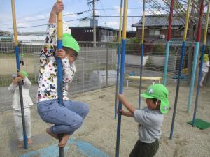 4歳児のぼり棒で遊ぶ様子