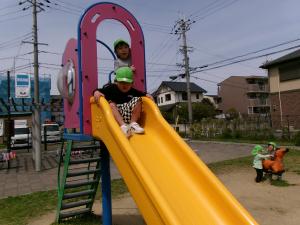 4歳児電車公園で遊ぶ様子