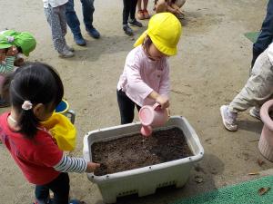 水やりをする3歳児の子ども