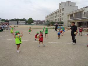 サッカーで遊ぼう　2組ボール遊び　5月
