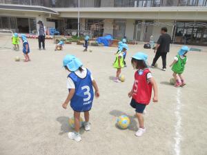 1組　サッカーで遊ぼう　ボール蹴り