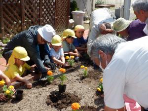 地域の方と一緒に花植え