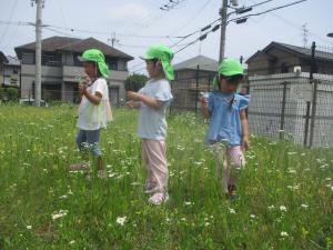 4歳児公園で遊ぶ姿