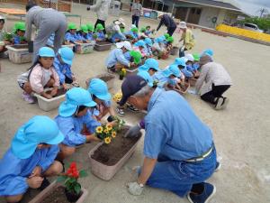 地域の方一緒に花植えをする