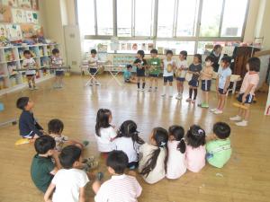 演奏を歌いながら聞きます