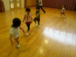 3歳児　散歩の歌に合わせて歩いています