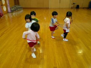 3歳児　フープを使って電車ごっこ