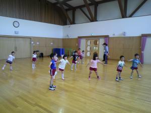 4歳児　ピアノに合わせて体を揺らしています