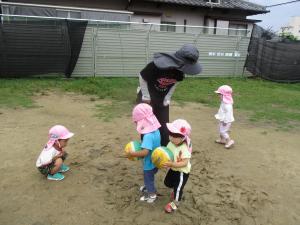 5人で泥を踏んでいる