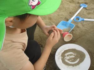 4歳児泥団子づくりを楽しんでいる様子