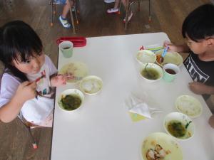 4歳児給食で育てたズッキーニを食べる様子