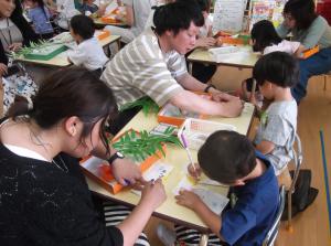 短冊をかく4歳児